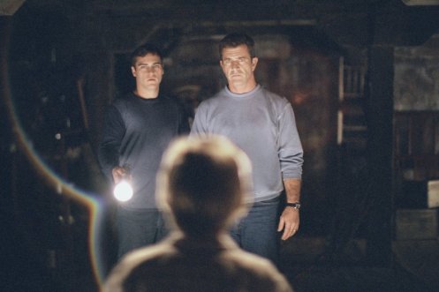 Joaquin-Phoenix-and-Mel-Gibson-in-Touchstones-Signs-2002-8